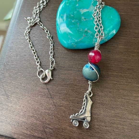🛼 Retro Roller Skate Agate and Druzy Charm Necklace - Picture 2 of 5
